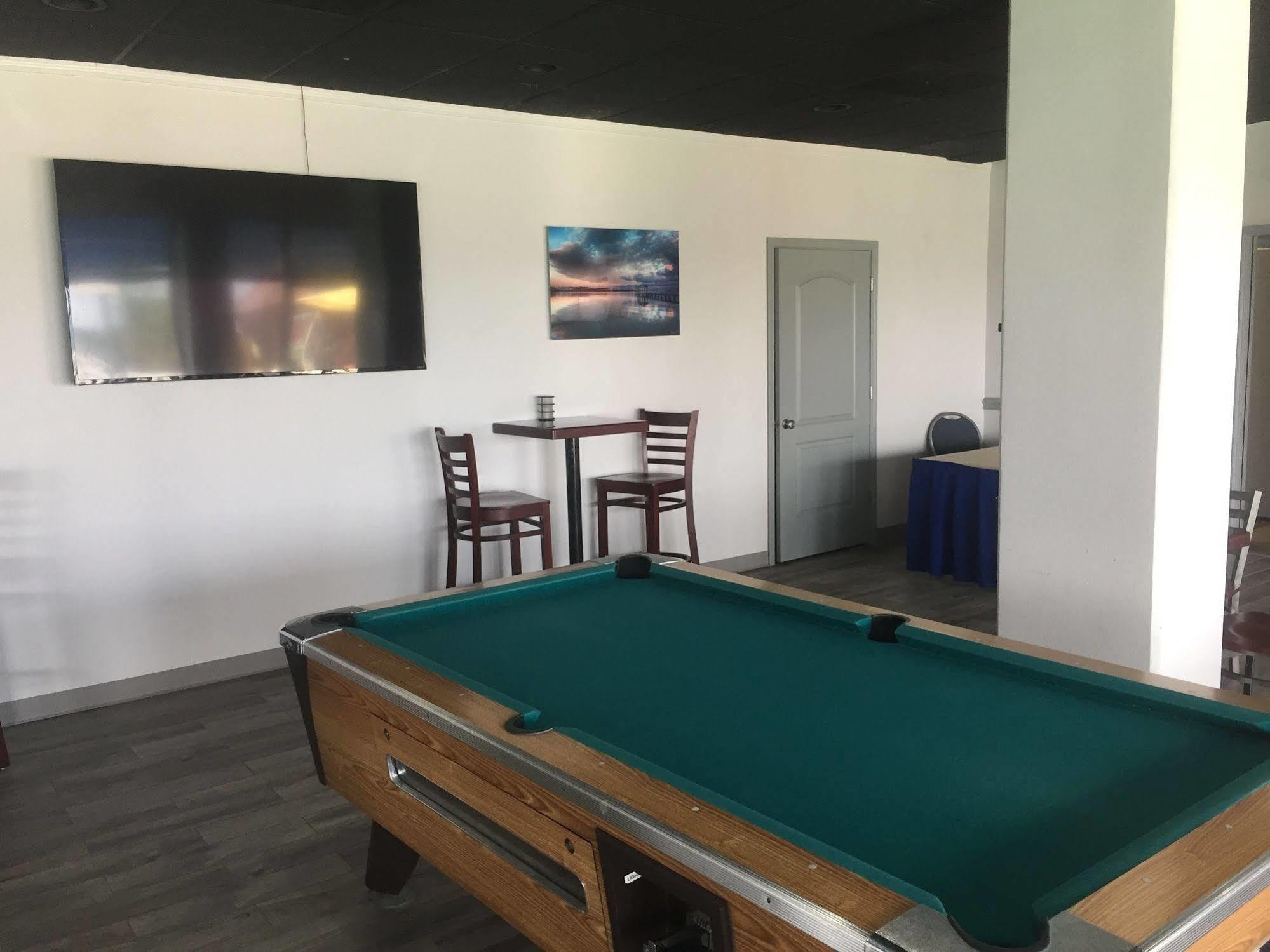 Crystal Coast Oceanfront Hotel Pine Knoll Shores Exterior foto